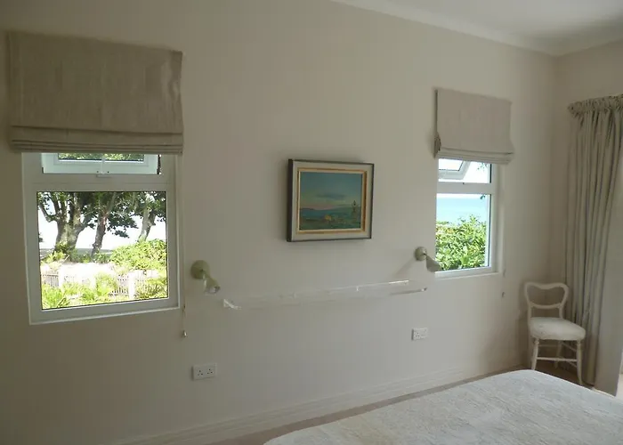 Mimi Beachfront Vila *